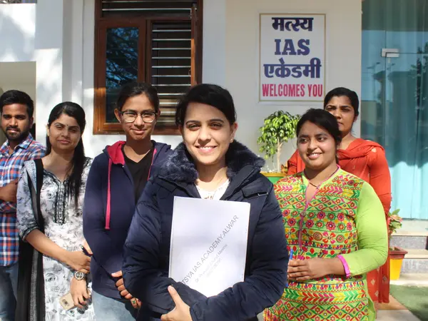 नोट्स के साथ विद्यार्थी