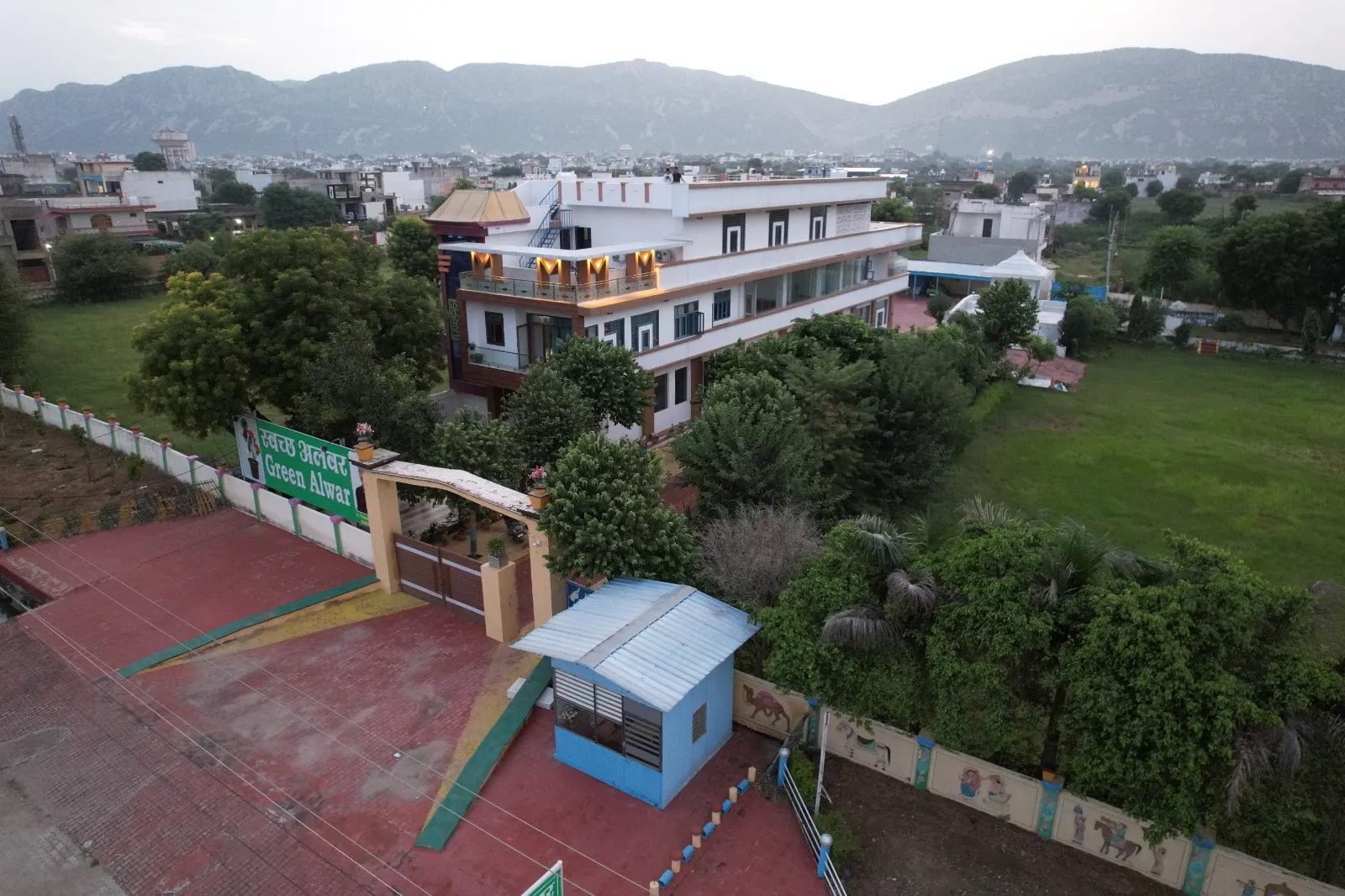 मत्स्य IAS एकेडमी, तिजारा रोड, अलवर का हवाई दृश्य; पीछे अरावली पर्वतमाला