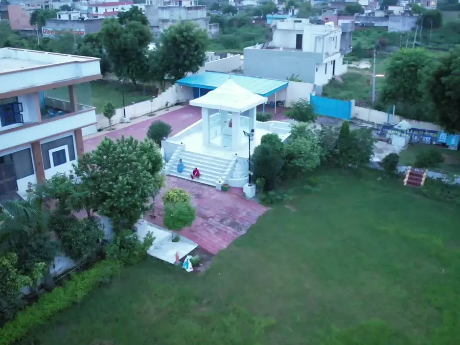 Ground, Greenery & Mandir: हरा-भरा मैदान और परिसर का मंदिर