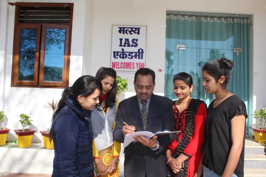 विद्यार्थी की अभ्यास पुस्तिका का निरीक्षण करते डॉ. मीणा